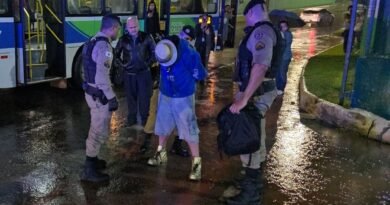 homem sendo abordado pela PM após ameaçar passageiros de um onibus com uma faca