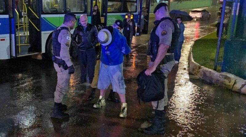 homem sendo abordado pela PM após ameaçar passageiros de um onibus com uma faca