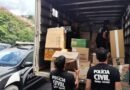 policiais civis carregando caminhão com donativos doados para vítimas de Juiz de Fora