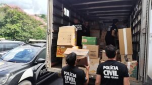 policiais civis carregando caminhão com donativos doados para vítimas de Juiz de Fora