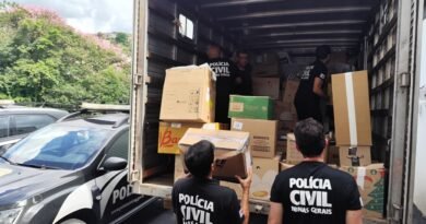 policiais civis carregando caminhão com donativos doados para vítimas de Juiz de Fora