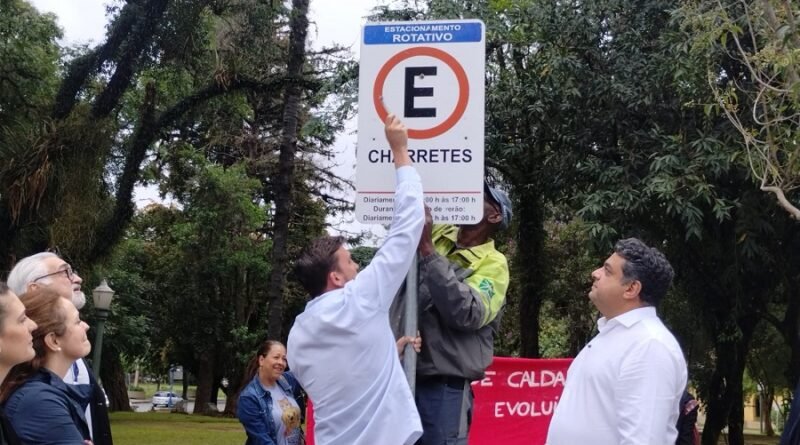 retirada da placa do ponto das charretes em Poços de Caldas