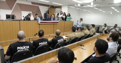 Policiais durante audiencia na ALMG