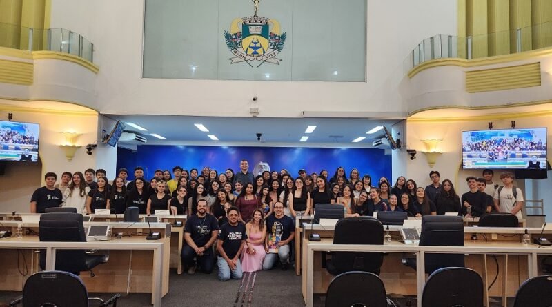jovens durante o lançamento do Parlamento Jovem