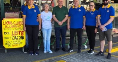 voluntários da campanha de arrecadação de leite do Lions Clube Alumínio de Poços de Caldas