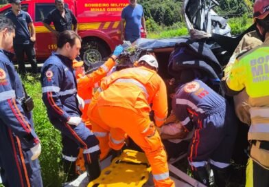 Bombeiros em atendimento a um capotamento na BR 267
