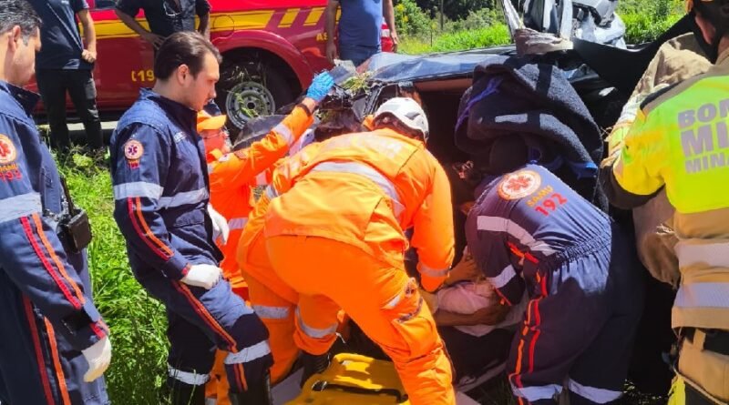 Bombeiros em atendimento a um capotamento na BR 267