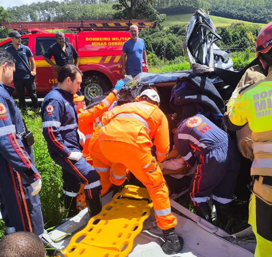 Bombeiros em atendimento a um capotamento na BR 267
