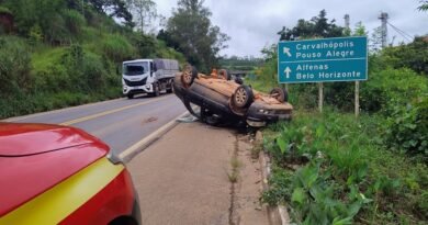 carro capotado na BR 267 em Machado