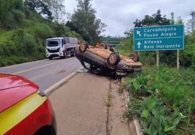 carro capotado na BR 267 em Machado