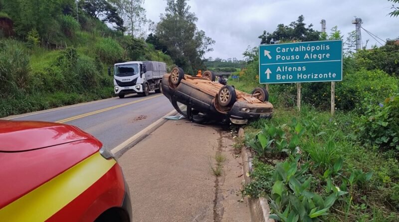 carro capotado na BR 267 em Machado