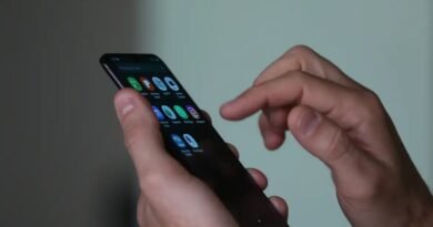 celular na mão de uma mulher