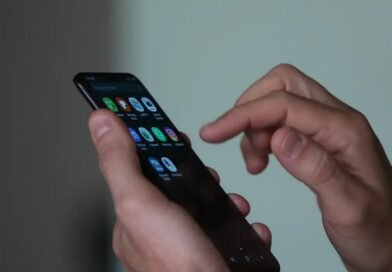 celular na mão de uma mulher