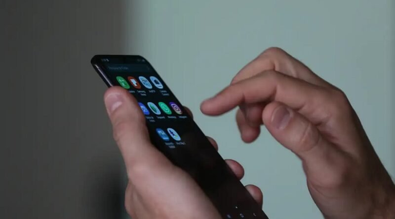 celular na mão de uma mulher