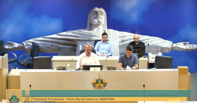 vereadores Wellington Paulista e Ricardo Sabino durante a reunião da comissão processante