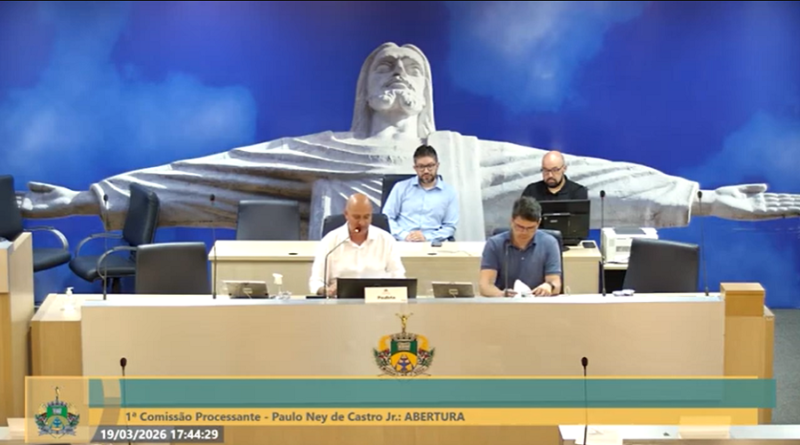 vereadores Wellington Paulista e Ricardo Sabino durante a reunião da comissão processante