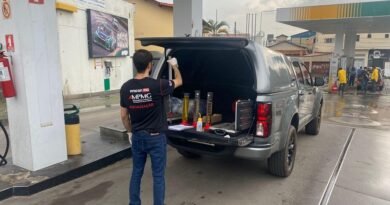 Fiscal do Procon-MPMG durante operação de combate a prática de preço abusivo