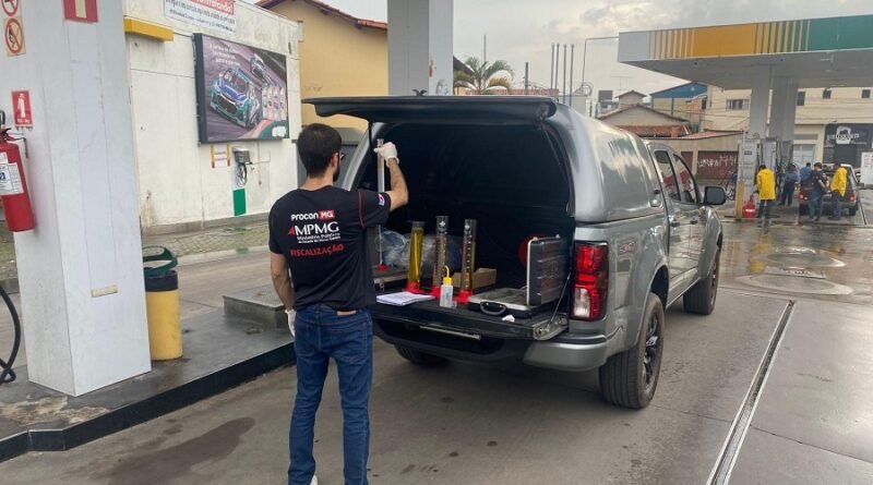 Fiscal do Procon-MPMG durante operação de combate a prática de preço abusivo