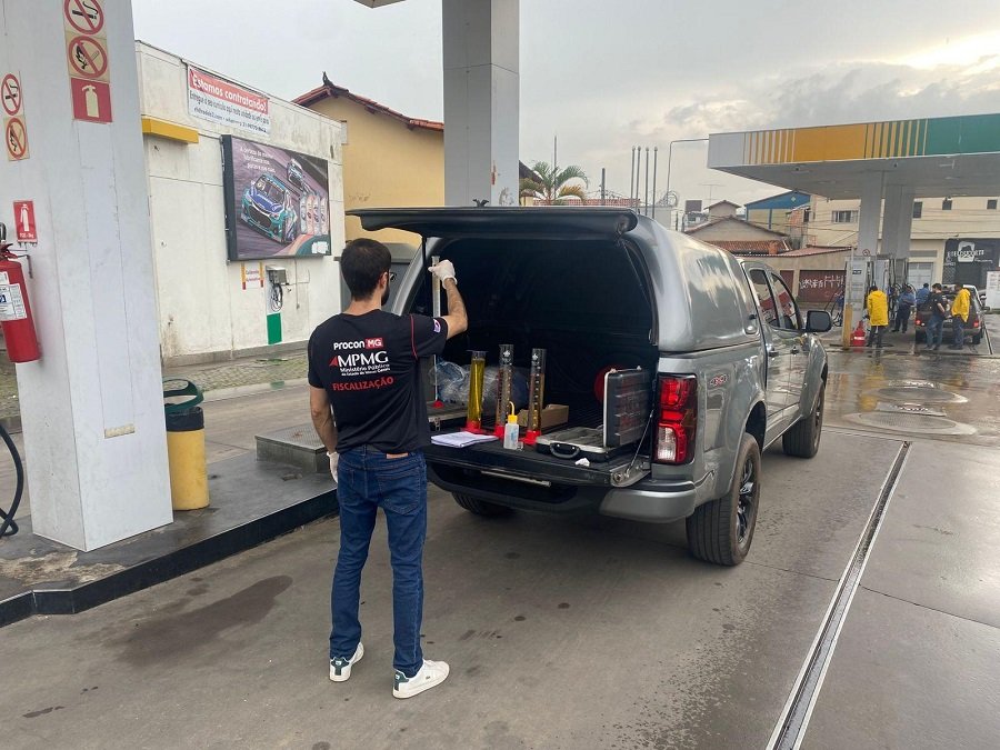 Fiscal do Procon-MPMG durante operação de combate a prática de preço abusivo