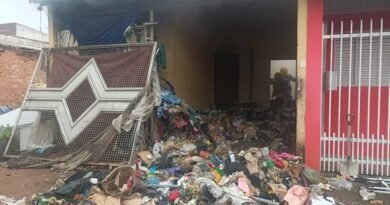 bombeiros combatendo incêndio em uma casa em Alfenas-MG