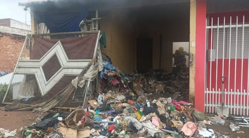 bombeiros combatendo incêndio em uma casa em Alfenas-MG