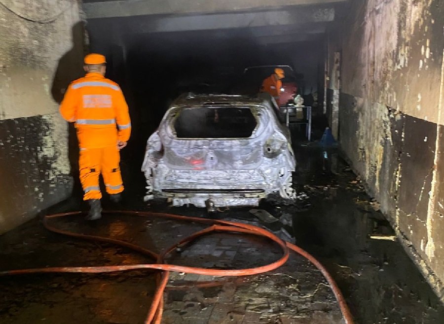 carro destruído por incêndio criminoso em Campestre-MG