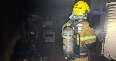 bombeiro combatendo incêndio em uma casa em um sítio na zona rural de Alfenas-mg