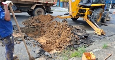 servidores do DMAE trabalhando no reparo de vazamento de água