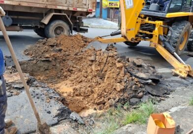 servidores do DMAE trabalhando no reparo de vazamento de água