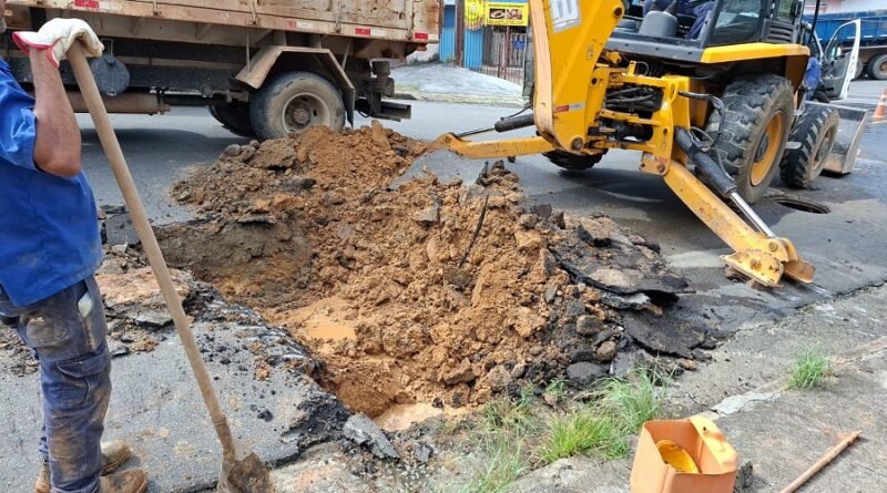 servidores do DMAE trabalhando no reparo de vazamento de água