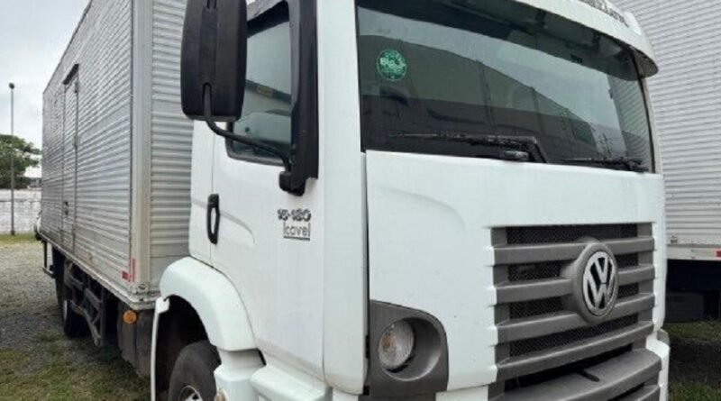 caminhão que será leiloado pela Receita Federal em Poços de Caldas