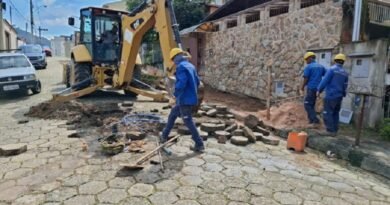 equipes do DMAE durante manutenção de rede de água
