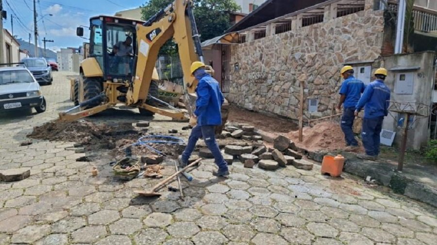 equipes do DMAE durante manutenção de rede de água