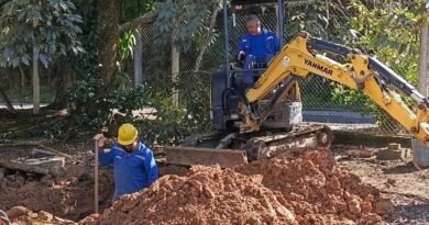 equipes do Dmae trabalhando em rede de água no Vila Rica