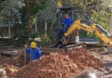 equipes do Dmae trabalhando em rede de água no Vila Rica