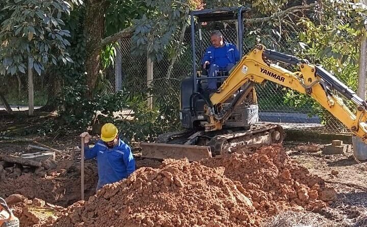 equipes do Dmae trabalhando em rede de água no Vila Rica
