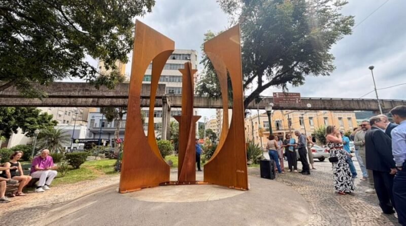 monumento “A Lanterna – Luz Lígure no Mundo” em homenagem aos imigrantes italianos em Poços de Caldas-MG