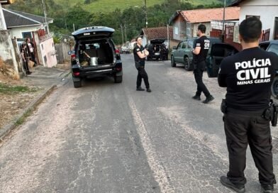 policiais civis durante operação de combate ao tráfico em Caldas