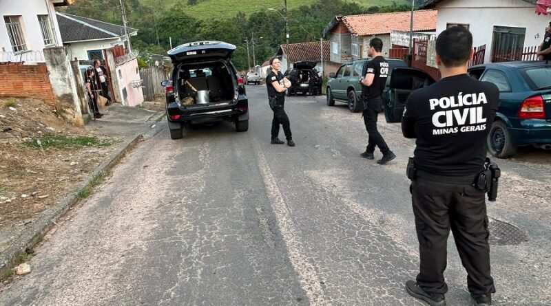 policiais civis durante operação de combate ao tráfico em Caldas