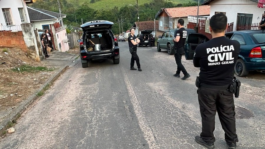 policiais civis durante operação de combate ao tráfico em Caldas