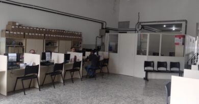 Pessoas sendo atendidas no Poços Fácil de Poços de Caldas