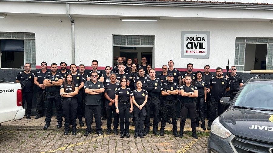 policiais civis durante operação de combate ao tráfico em Caldas