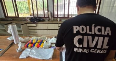 Policial Civil durante apreensão de drogas em uma chácara em Poços de Caldas