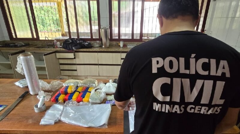 Policial Civil durante apreensão de drogas em uma chácara em Poços de Caldas