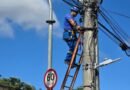 técnico do DME retirando fiação inutilizada de postes de Poços de Caldas