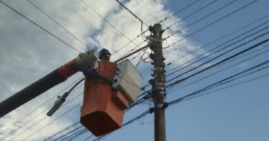 técnico do DME durante reparo em poste de iluminação pública