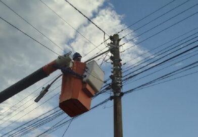 técnico do DME durante reparo em poste de iluminação pública