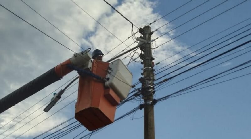 técnico do DME durante reparo em poste de iluminação pública