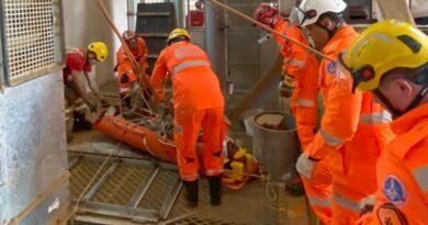 bombeiros durante o resgate de um trabalhador em um fosse de elevador em Alfenas