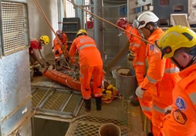 bombeiros durante o resgate de um trabalhador em um fosse de elevador em Alfenas